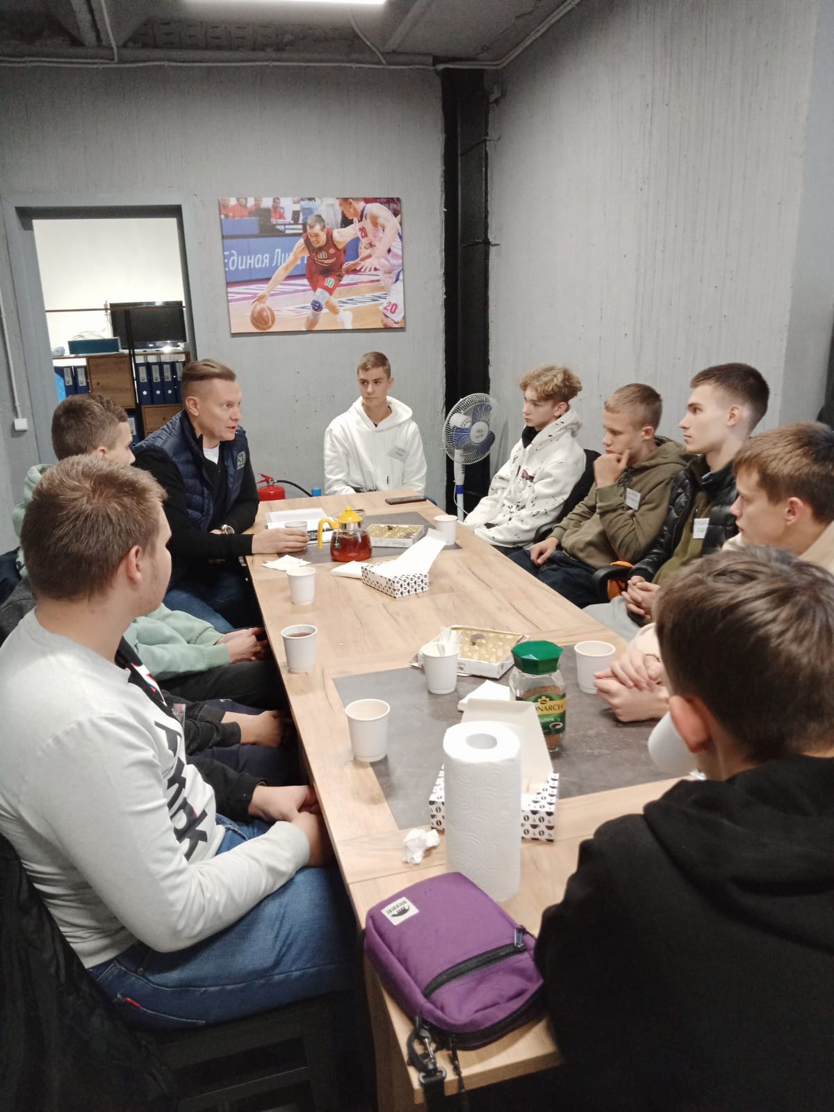 Встреча Генерального директора АвирАвто с студентами Дмитровского института непрерывного образования в цеху компании.
